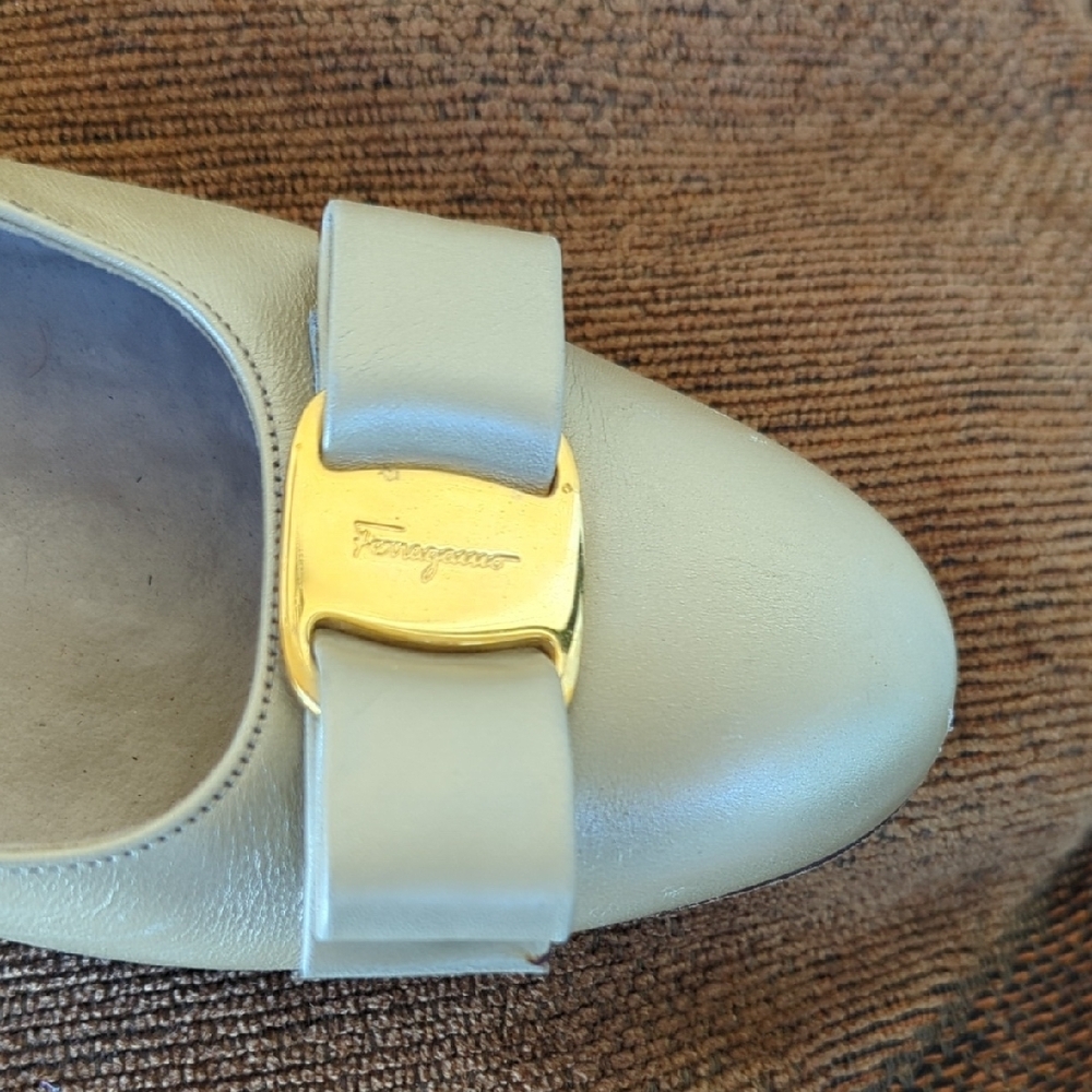 Salvatore Ferragamo Light Cream Leather Bow Pumps with Gold Plaque - Picture 5 of 11